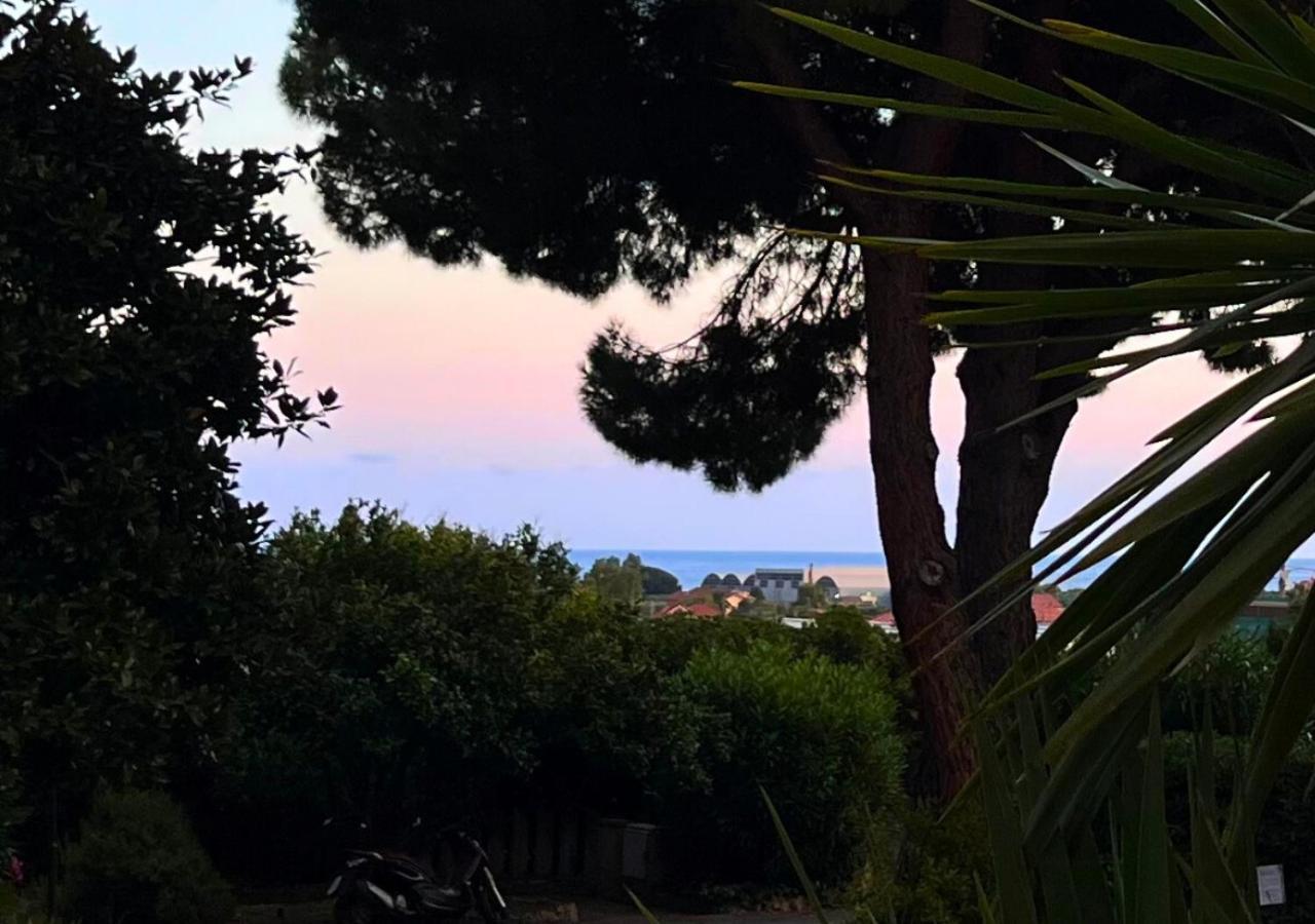 La Luna E Il Falo Ceriale Buitenkant foto